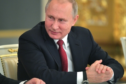 Путин смягчил наказание за лайки и репосты