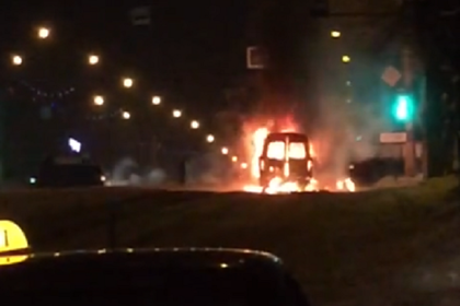 В Магнитогорске на улице с обрушившимся подъездом сгорела маршрутка