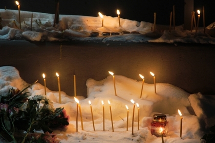 Жителей Магнитогорска призвали убрать стихийные мемориалы у рухнувшего дома