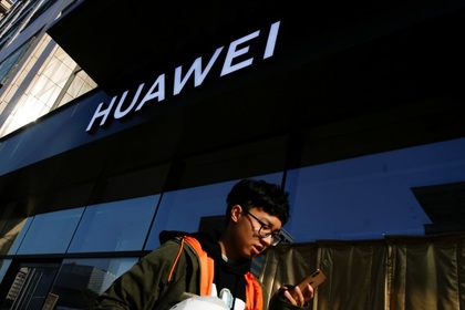 Сотрудники Huawei использовали смартфон конкурентов и поплатились