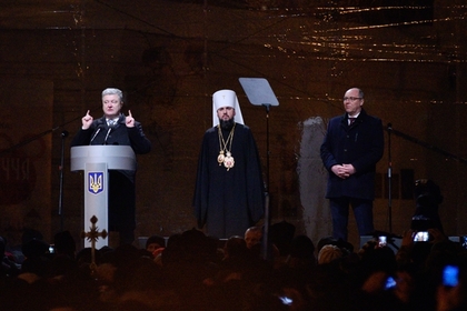 Президент Украины Петр Порошенко, епископ ПЦУ Епифаний и председатель Верховной рады Украины Андрей Парубий (слева направо)