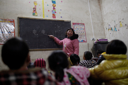 Китайских учителей-одиночек отправят в «любовный отпуск»