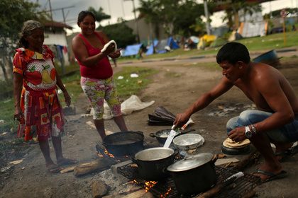 Россияне из Венесуэлы рассказали о подкупах едой избирателей Мадуро