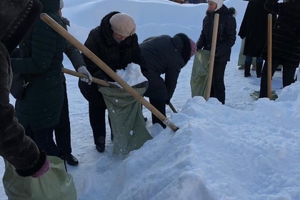 Российских учителей отправили собирать снег в мешки для листвы
