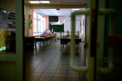 Российских учителей предложили наказать бедностью за жестокость