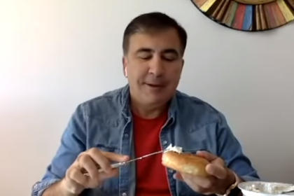 Саакашвили намазал сыр на бублик и порассуждал о будущем