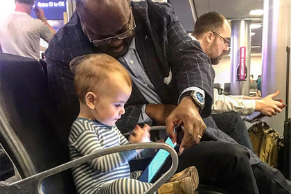 Чернокожий мужчина порезвился с младенцем в аэропорту и шокировал отца