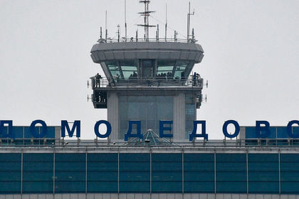 Пассажирский самолет врезался в фонарный столб в московском аэропорту