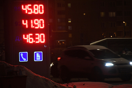 Бензин в России символически подешевел