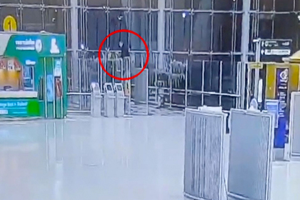 Россиянин упал с четвертого этажа аэропорта в Таиланде и умер