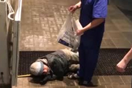 Российский охранник выкинул пациента из больницы и оставил лежать у входа