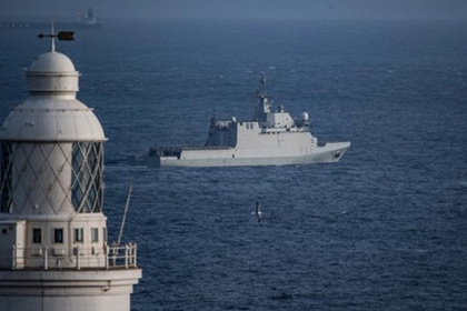 Испанский военный корабль показал оружие Гибралтару