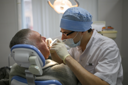 Подмосковные ветераны получат бесплатную стоматологическую помощь