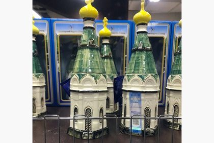 Российские священники возмутились бутылкой водки в форме часовни