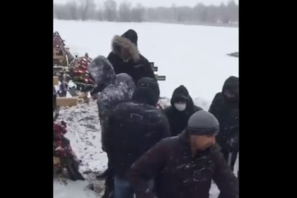 Россиянка с гробом отказалась от помощи властей