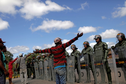 В столкновениях на границе Венесуэлы начали гибнуть люди