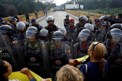 Десятки военных сбежали от Мадуро