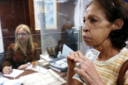 Венесуэльцы начали покупать доллары без риска сесть