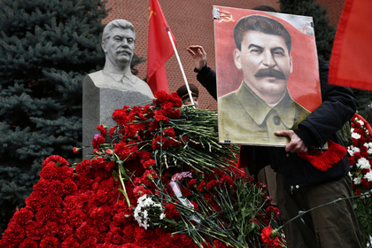 Активисты бросили на могилу Сталина по гвоздике и были задержаны