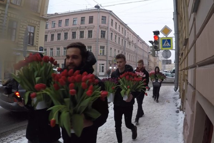Вторжение мужчин с цветами в российское фем-кафе раскололо соцсети