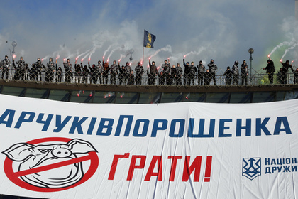 Радикалы попытались сорвать митинг Порошенко
