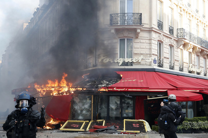 «Желтые жилеты» разгромили в Париже любимый ресторан Шарля Азнавура