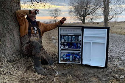 Американцы нашли посреди поля набитый пивом холодильник и поблагодарили небеса