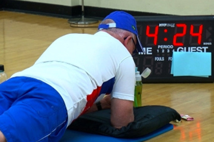 71-летний мужчина больше получаса простоял в планке и поставил мировой рекорд