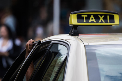 Таксист спрятал в машине камеры для заглядывания под юбки пассажирок