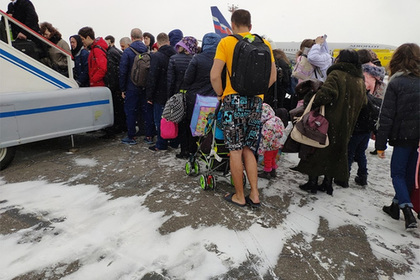 Сибиряк в шортах и футболке на заснеженном аэродроме восхитил пользователей сети