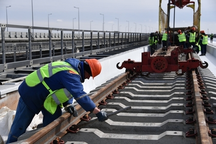 Над Керченским проливом сошлись железнодорожные пролеты Крымского моста