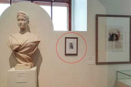 Посетители Исторического музея незаметно повесили на стену фейковый экспонат