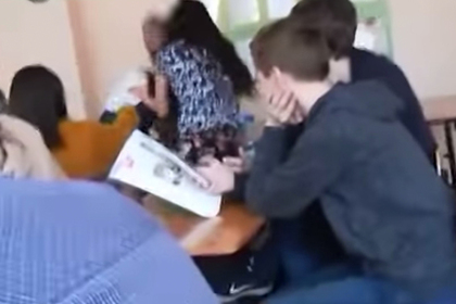 Российская учительница ударила школьницу по лицу и оттаскала за волосы вторую