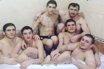 Друг Нурмагомедова рассказал историю снимка с шестью мужчинами в ванной