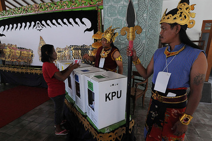 Члены избиркома в Индонезии массово умерли после крупных выборов