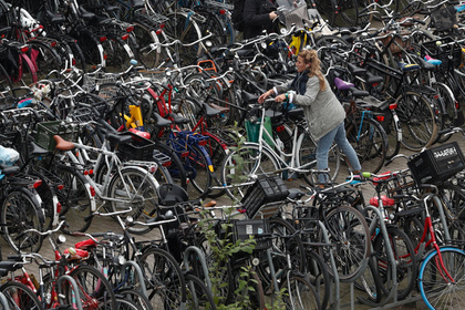 Велосипедная парковка в Амстердаме