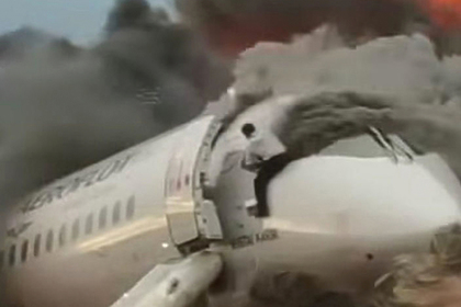 Пилот SSJ-100 вернулся в горящий самолет за напарником