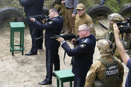 Украинская полиция решила отказаться от автоматов Калашникова