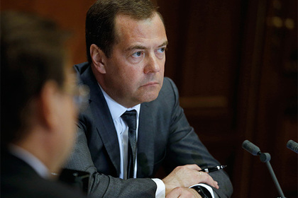 Медведев пригрозил регионам изъятием полномочий