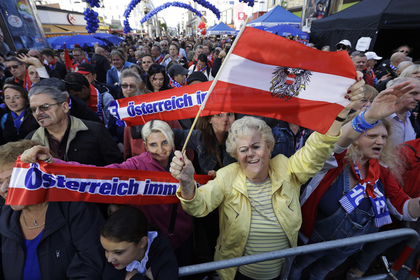 Вице-канцлера Австрии потребовали отправить в отставку из-за сделки с россиянкой