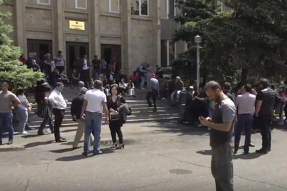 Сторонники Пашиняна разблокировали суды
