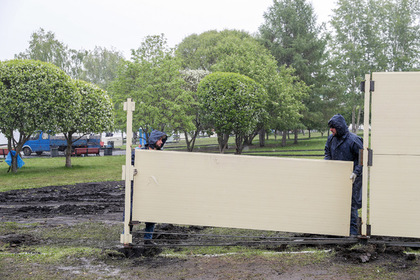 Забор на месте строительства храма в Екатеринбурге начали убирать