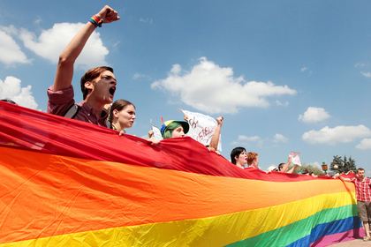 Названо число уважающих права геев россиян