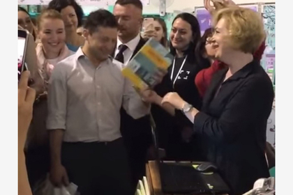 Зеленскому подарили детскую книжку для начинающих политиков