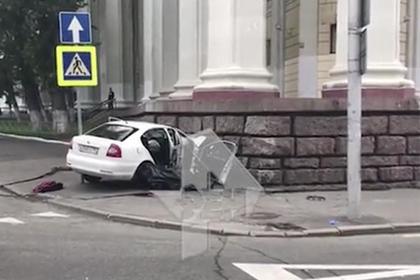 Автомобиль въехал в стену московского театра