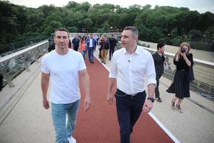 Кличко открыл новый мост в Киеве со второго раза