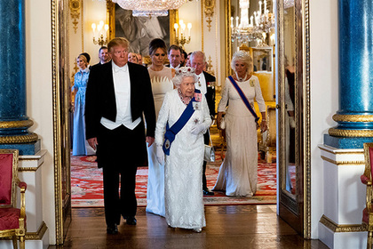 Несуразный смокинг Трампа на встрече с королевой подняли на смех