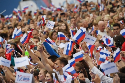 Более 30 тысяч человек собрались на концерт ко Дню России на Красной площади