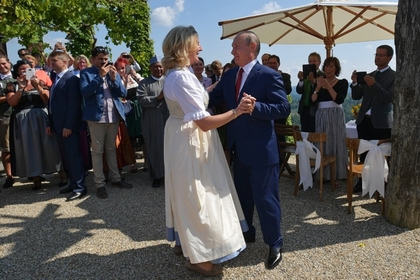 Бывшая глава МИД Австрии раскрыла детали приглашения Путина на свадьбу