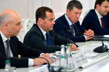 Медведев обвинил «политических клоунов» в антироссийских протестах в Грузии